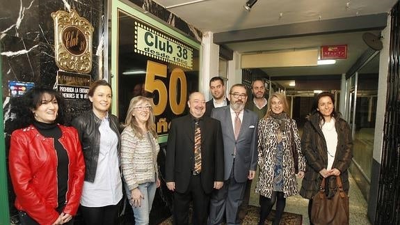 Manuel Esparza en la puerta del Club 38 con algunos de sus invitados.