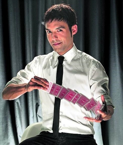 El mago Pop utiliza unas 20 o 30 barajas por espectáculo. «Unas 500 al mes, no gano para cartas», bromea.