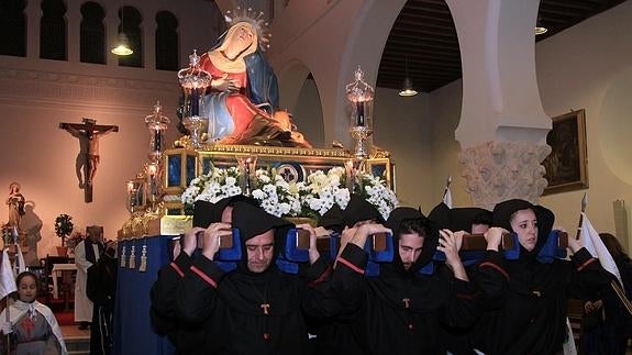 Salida del trono de la Virgen de las Angustias de la iglesia del Corpus para iniciar la procesión. 