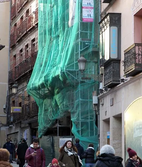 Andamio que estrecha el paso por la calle Cervantes. De Torre