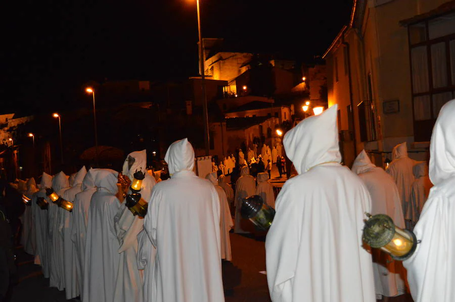 Hermanos de Jesús Luz y Vida suben la Cuesta del Pizarro durante la procesión en Zamora.  A. P.