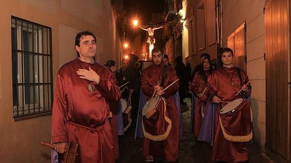 Cofrades de San Marcos acompañan al Cristo de la Buena Muerte en un tramo de la Calle Velarde. 