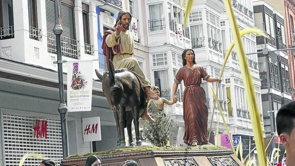 El paso de ‘La entrada de Jesús en Jerusalén’, llevado por cofrades del Santo Sepulcro, en la procesión del Domingo de Ramos del año pasado.