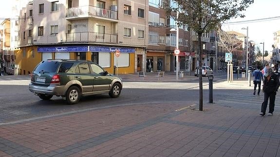 Un vehículo circula por la calle José Zorrilla en sentido descendente. 