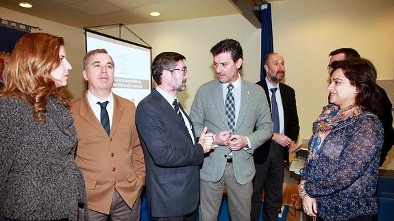 El director general del Medio Natural (tercero por la izquierda), junto al alcalde del Real Sitio y la alcaldesa de El Espinar, en la reunión informativa sobre el plan rector celebrada a principios de mes. 