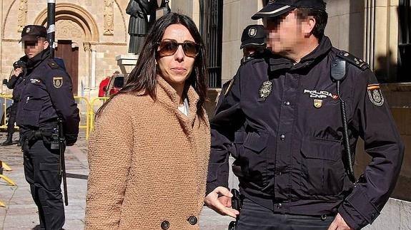 Raquel Gago a su llegada a la Audiencia Provincial.