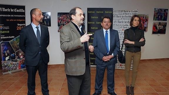 Rafael Moya, director de zona de Bankia; Jaimer Rojas, delegado de El Norte de Castilla en Segovia; Jesús Grande, alcalde de Villacastín y Magdalena Rodríguez, diputada de Turismo, durante la inauguración.Antonio de Torre