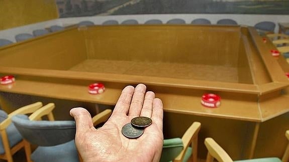 Dos monedas que se utilizan para celebrar el tradicional juego. 