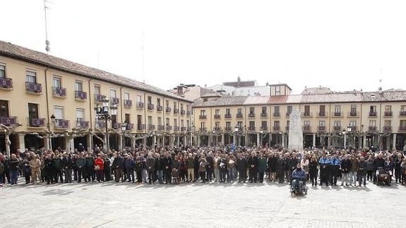 Concentración de palentinos en la Plaza Mayor contra el terrorismo. 