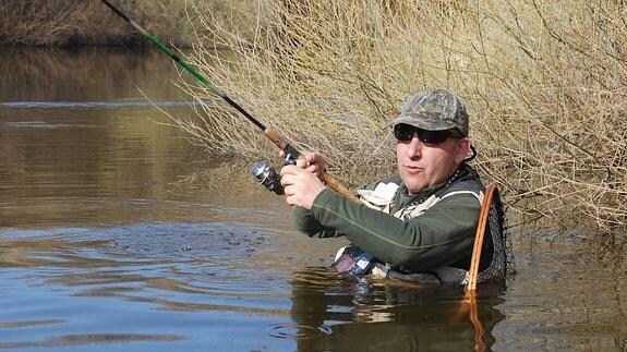Pescador  en el río Duero.