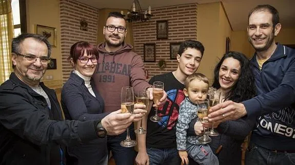 Nerea González, (derecha) junto a sus dos hijos, su compañero, padre, hermana y cuñado, celebran en su casa la concesión del tercer grado.  Alberto MINGUEZA