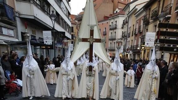 La Cofradía de la Sagrada Cena abre la procesión. 