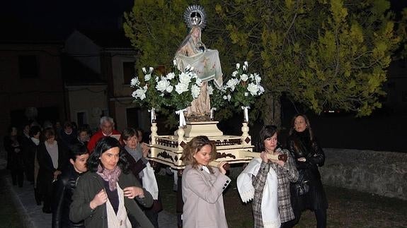 Los feligreses llevan en andas la imagen en la procesión del Santo Entierro que se celebra en Fuentepiñel. 