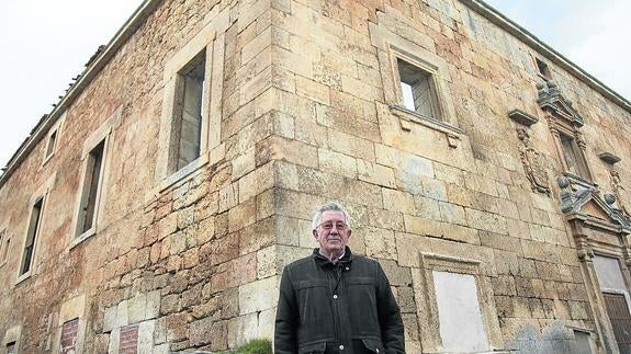 El alcalde de Navares de las Cuevas, Vicente Robisco, ante el palacio del siglo XVII que quiere recuperar. 