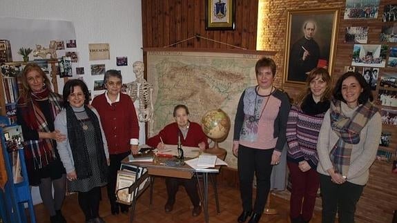 Trabajadoras del colegio Santa Teresa de Jesús, en la exposición que celebra los 100 años del centro.