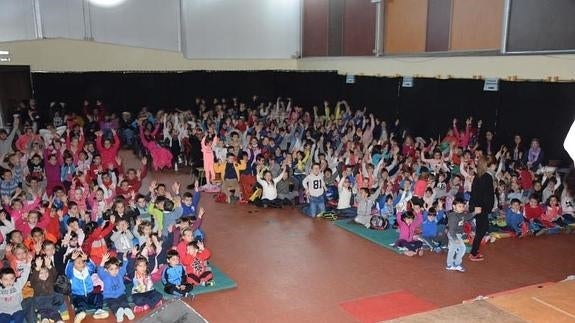 Numerosos escolares participan en el espectáculo. 