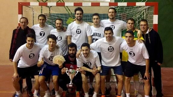 El equipo campeón posa con su trofeo.