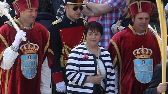 La alcaldesa de Segovia, en una procesión. De Torre