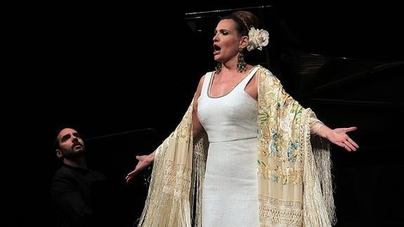 La soprano Ainhoa Arteta, acompañada del pianista Rubén Fernández Aguirre, durante la actuación de anoche. A. Tanarro