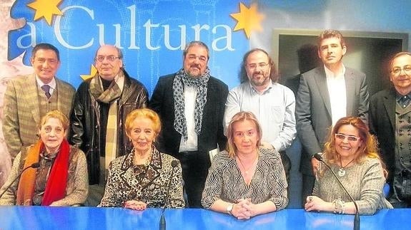 Los miembros del jurado –Fonseca, Muñoz Quirós, Aganzo, Alencart, Barrera y Elías (de pie), y Ruiz Barrionuevo, Fernández Labrador, Salas y Pérez Castrillo (sentadas)– posan tras el fallo