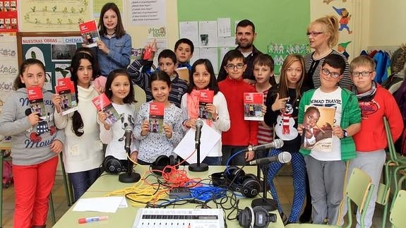 Alumnos del colegio San José participantes en el taller de radio posan con la delegada de Amref, Nélida Cano, y el director de ‘Educa en el Aire’, Mario Llorente’. 