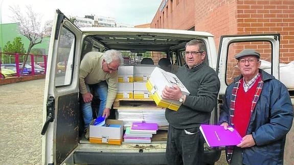 Voluntarios de los amigos del pueblo saharaui preparan el envío.