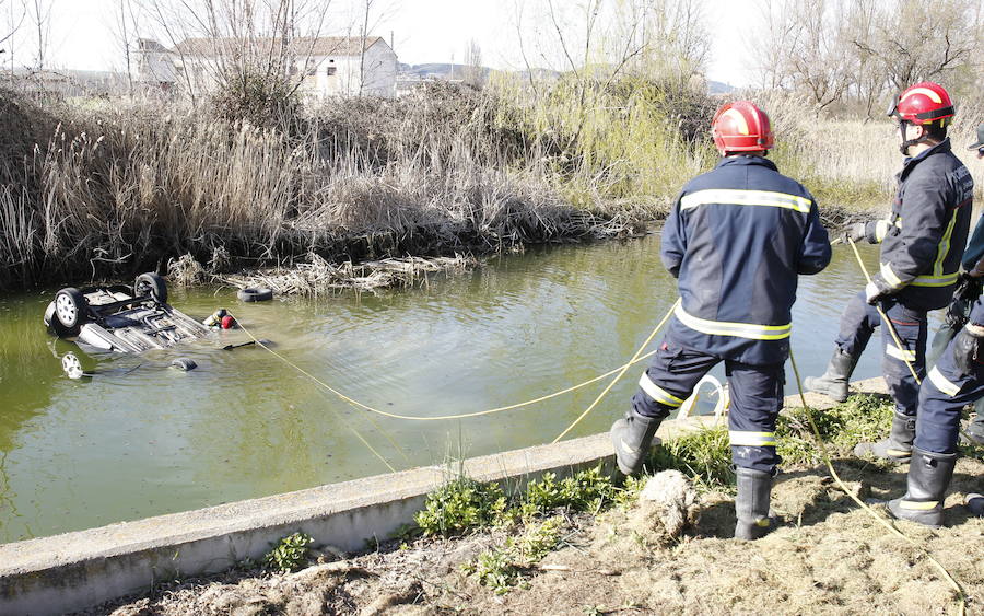 Los bomberos trabajan en el rescate, el pasado 24 de marzo en la balsa de Dueñas. 