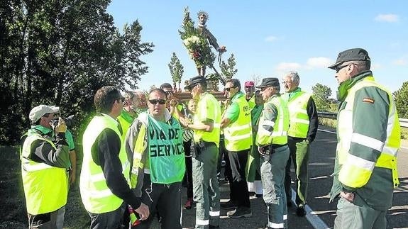 Vecinos de Dueñas conversan con la Guardia Civil.