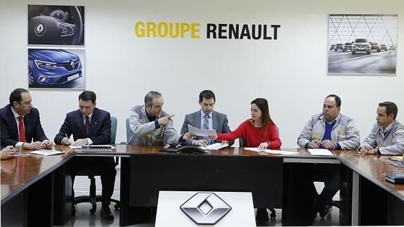 Sindicatos y Renault rubrican el Acuerdo de Competitividad y Empleo.