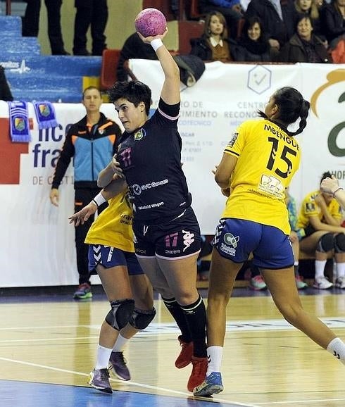 Cristina Cifuentes penetra entre la defensa del Rocasa. 