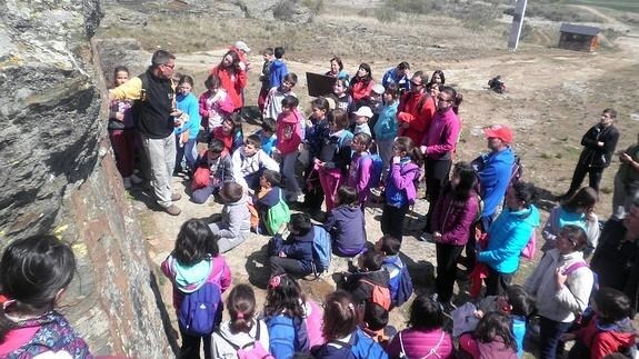 Los escolares escuchan las explicaciones sobre el yacimiento de Domingo García.