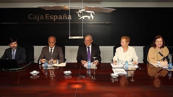 Vicente Ortí, Evaristo del Canto, Manuel Azuaga, María Luisa Lombardero y Petra Mateos-Aparicio, durante la reunion del consejo de administración del Banco Ceiss en Valladolid.