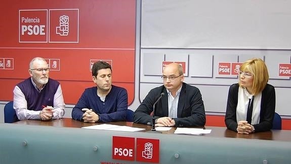 El alcalde de Grijota, David Ontaneda, junto a otros compañeros del PSOE.