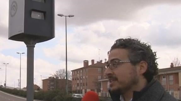 Ignacio Sánchez explica el funcionamiento del radar de la avenida de Zamora.