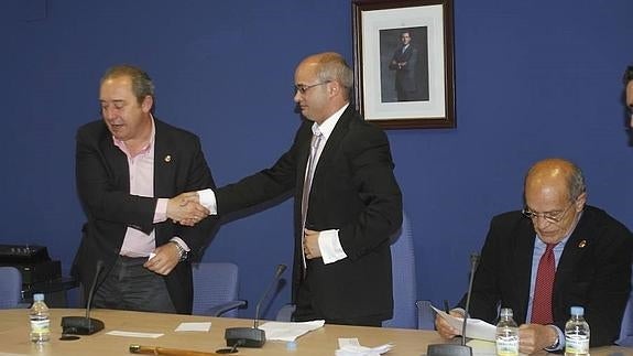 Jesús Tapia y David Ontaneda se saludan tras la investidura del segundo como alcalde.