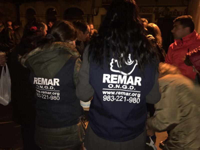 Voluntarios de Remar proporcionan alimentos a las personas que viven en la calle.