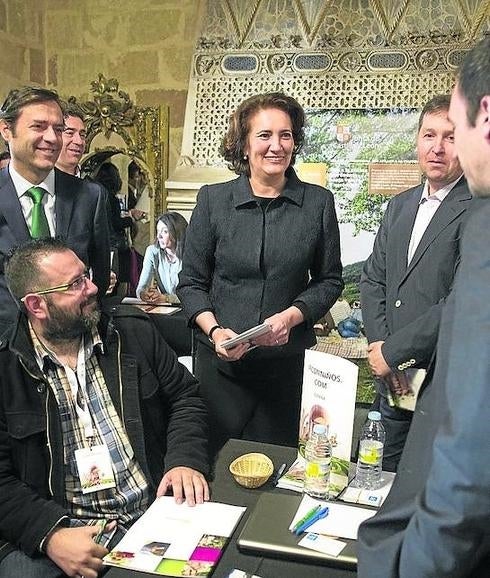 La consejera de Cultura y Turismo durante su visita al mercado.