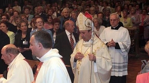 El obispo de Osma-Soria, el palentino Gerardo Melgar, ofició en 2010 una misa en la catedral en el XX Encuentro Regional de Vida Ascendente, en la catedral de Palencia. Merche de la Fuente- EL NORTE