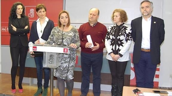 Miriam Andrés, en su intervención de este viernes, junto con compañeros de grupo. El Norte