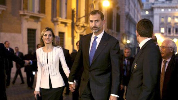 Los Reyes Felipe y Letizia se escapan al teatro