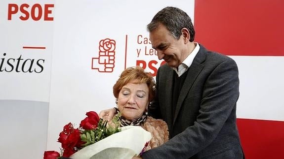 El ex presidente del Gobierno, José Luis Rodríguez Zapatero, participa en el homenaje al alcalde de Vegacervera (León) Luis Rodríguez Aller, recientemente fallecido. Junto a él, la viuda, Mari Cruz González.