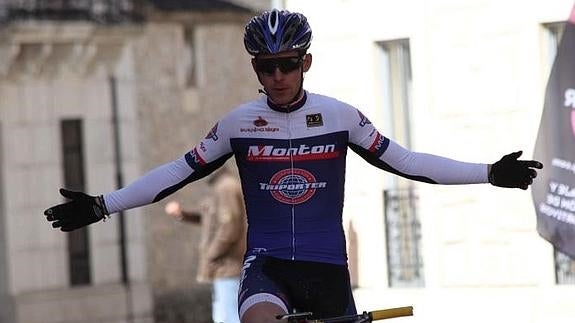 Alberto Guinea celebra su triunfo. 