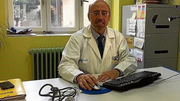 El doctor José Antonio Franco, coordinador del centro de salud de Carbonero el Mayor, en el consultorio de Aguilafuente. 