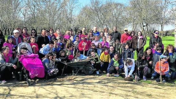 Foto de familia de los participantes en la plantación. 