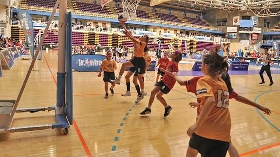 Liga femenina en el polideportivo Pisuerga.