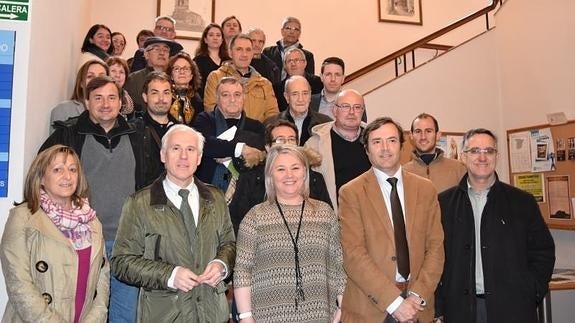 La alcaldesa de Aguilar, entre el delegado de la Junta y el director general de Turismo, junto a otros regidores de la zona. 
