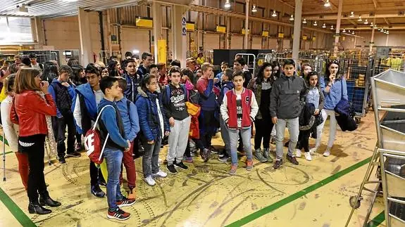 Los estudiantes del colegio Divina Providencia, en su visita al Centro de Tratamiento Automizado de Correos.