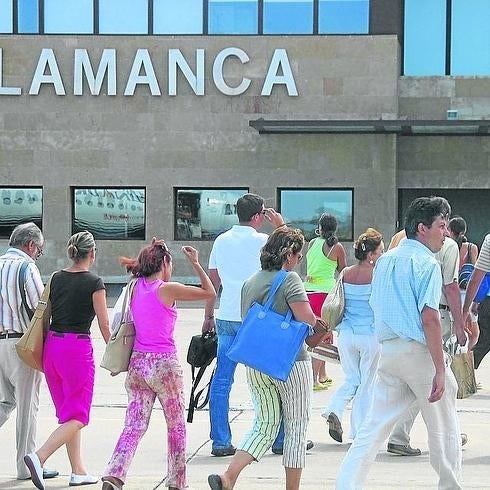 Varios pasajeros, en el aeropuerto de Matacán. 