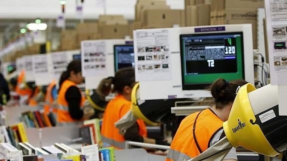 Un grupo de trabajadores en el centro logístico de Amazón en San Fernando de Henares, el primer centro en España del gigante de la venta electrónica. 