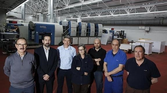 José María Alonso, José Antonio Rodríguez Feijóo (director de Macrolibros), Antonio Oliveros, María Jesús Bayón, David García,José Luis Gómez y José Luis González, en la planta que se calcinó el 14 de noviembre. 